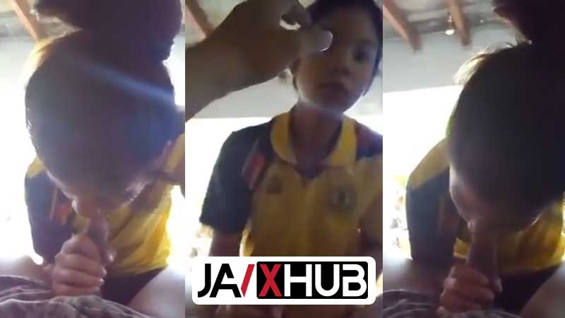 คลิปหลุดนักเรียน ลุงหื่นขอให้หลานสาวเพิ่งเลิกเรียนมาอมควยให้ สาวนักเรียนในชุดพละโดนลุงหื่นบังคับรูดควยจนแข็ง เงี่ยนจนน้ำแตกคาปาก