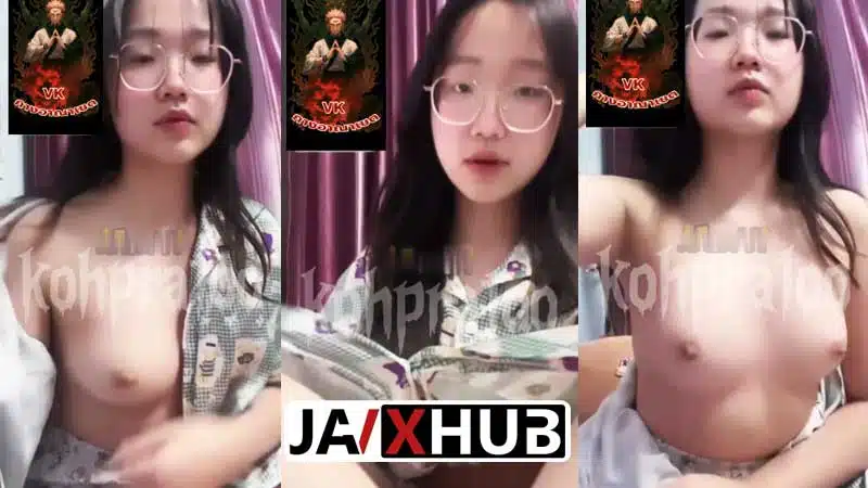 คลิปหลุด นักศึกษา หลุดคอลเสียวโชว์เรือนร่างหุ่นอวบนิดๆ ถอดเสื้อโชว์นมตั้งเต้าน่าเย็ดมาก xxx ขาวสวยนมน่าเลียบีบยั่วๆเขี่ยหัวนมเสียวๆ