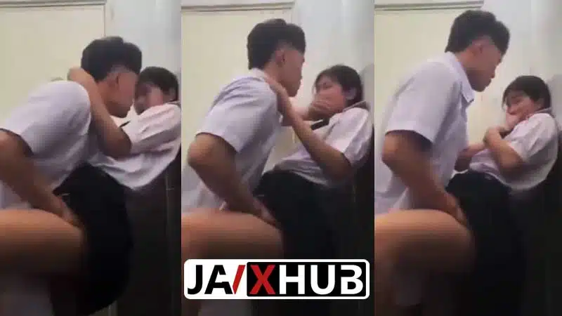 คลิปหลุดนักเรียน แอบมาเล่นเสียวกันในวันปัจฉิม XXX ขอเย็ดในห้องน้ำ จับซอยหีเย็ดคาชุดนักเรียน ปิดปากกระแทกควย ชักว่าวใส่กระโปรง