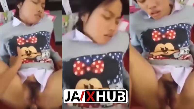 คลิปหลุดนักเรียน เย็ดหีเพื่อนสาว โดนเย็ดสดคาห้องเรียน XXX ถลกกระโปรงเสียบควยเย็ดหี หีนักเรียนฟิตๆกระแทกจนน้ำหีแฉะ เสียวจัด